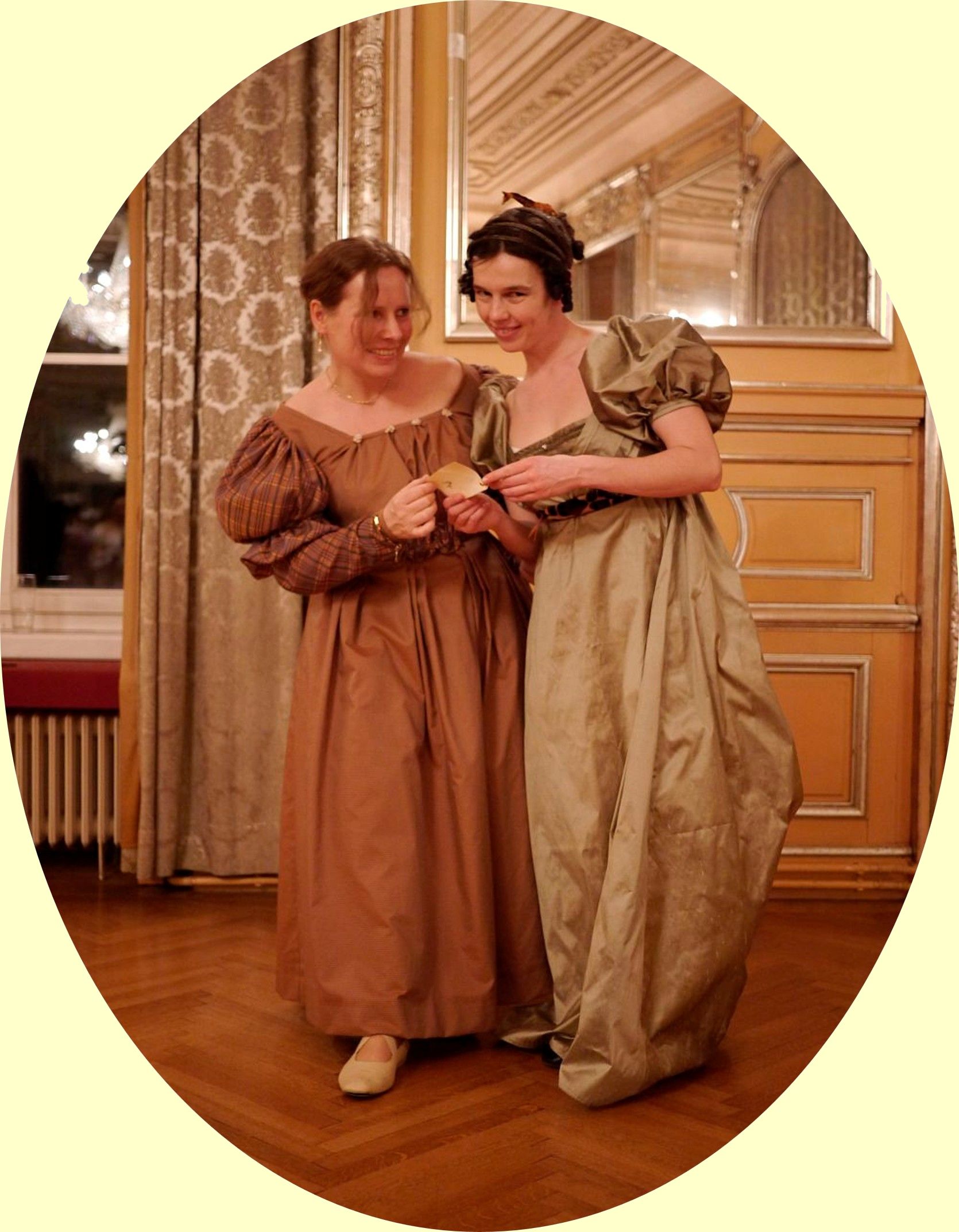 Damen im Spiegelsaal der Tanzschule Hernals